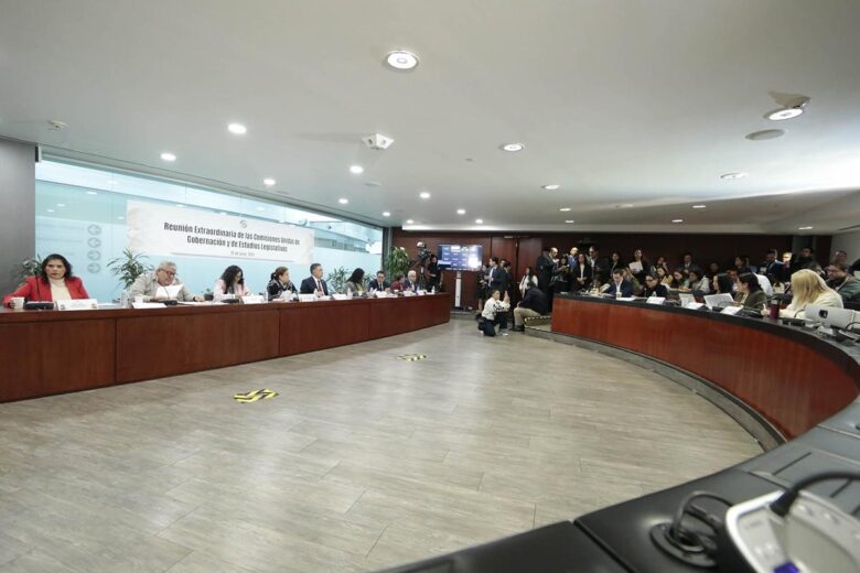 Comisiones del Senado aprueban creación de CURP biométrica, pese a críticas de la oposición