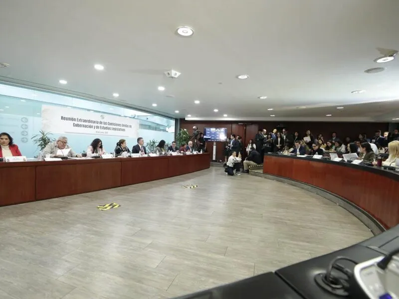 Comisiones del Senado aprueban creación de CURP biométrica, pese a críticas de la oposición