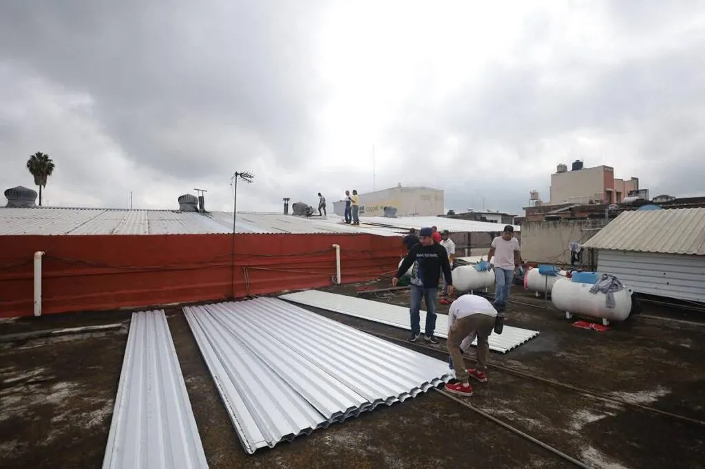 Comprometidos con espacios dignos, Gobierno de Zacapu repara techo del Mercado Morelos-1