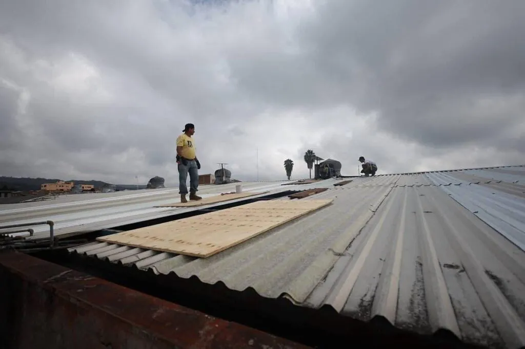Comprometidos con espacios dignos, Gobierno de Zacapu repara techo del Mercado Morelos-2