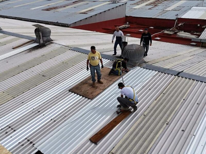 Comprometidos con espacios dignos, Gobierno de Zacapu repara techo del Mercado Morelos