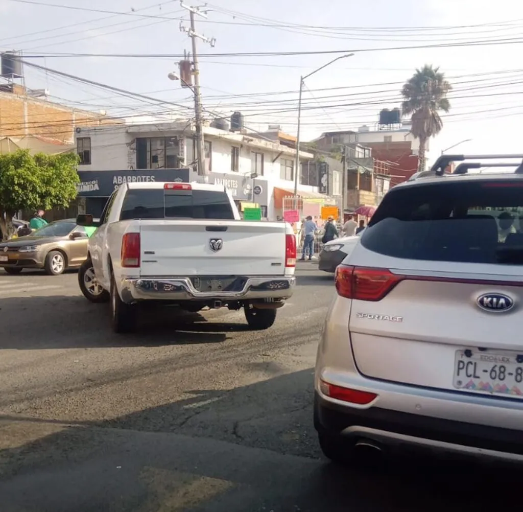 Con bloqueo vecinos de Morelia reclaman seguridad; exigen audiencia con Alfonso Martínez