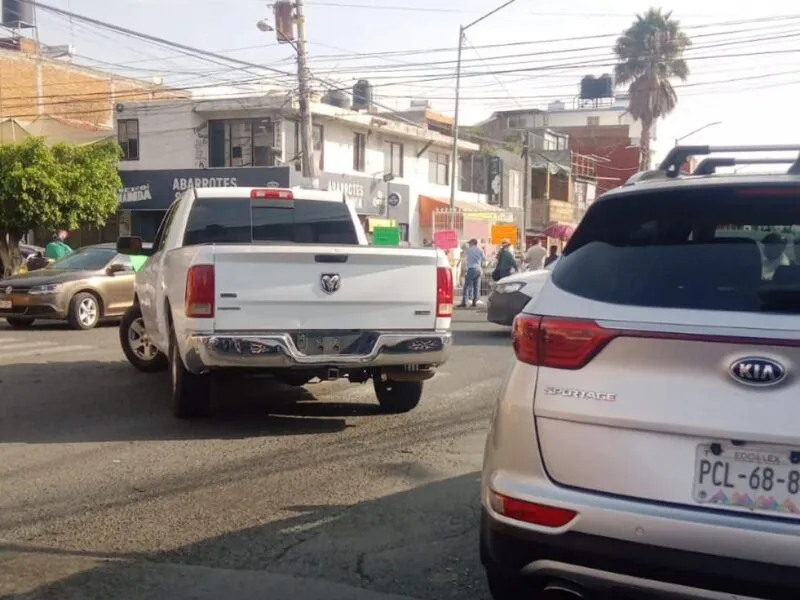 Con bloqueo vecinos de Morelia reclaman seguridad; exigen audiencia con Alfonso Martínez