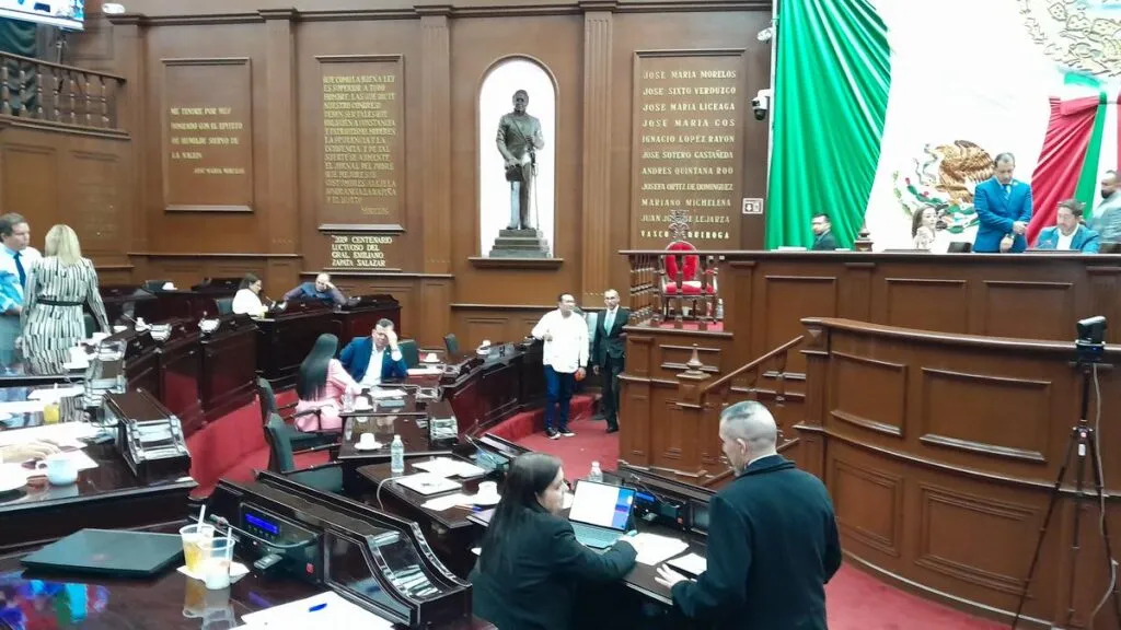 Con línea nacional frenan en Congreso reforma constitucional sobre gobernadora