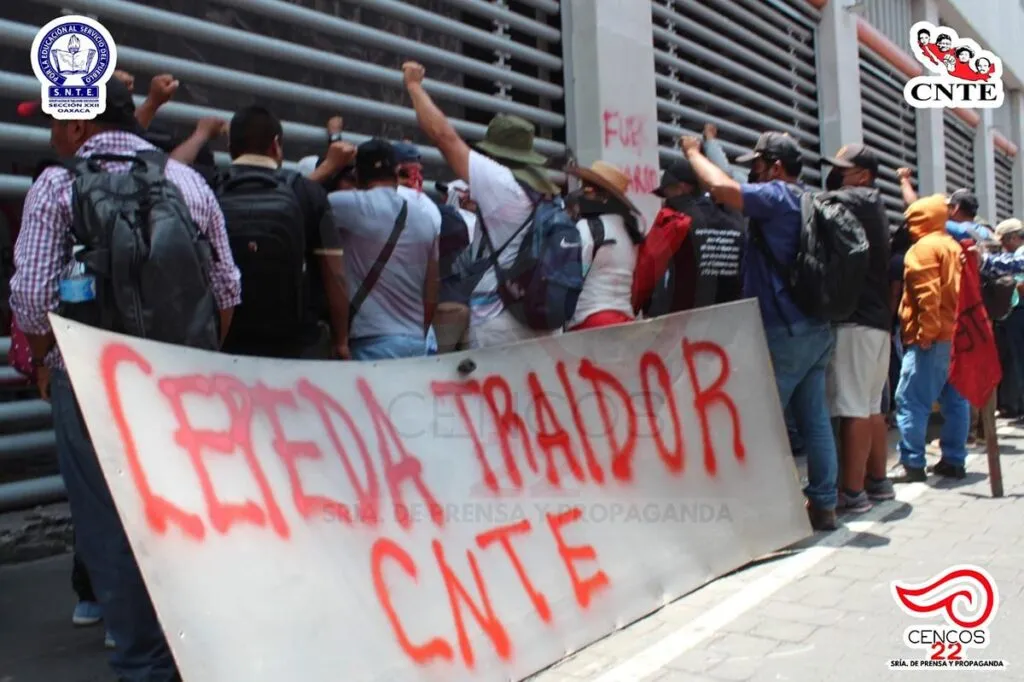 Con protesta en instalaciones del SNTE, maestros exigen democratización del magisterio-2