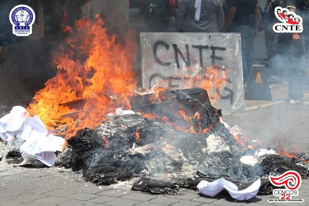 Con protesta en instalaciones del SNTE, maestros exigen democratización del magisterio-3