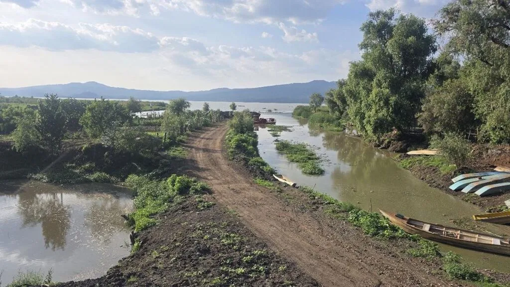 Con retiro de azolve avanza rescate del lago de Pátzcuaro