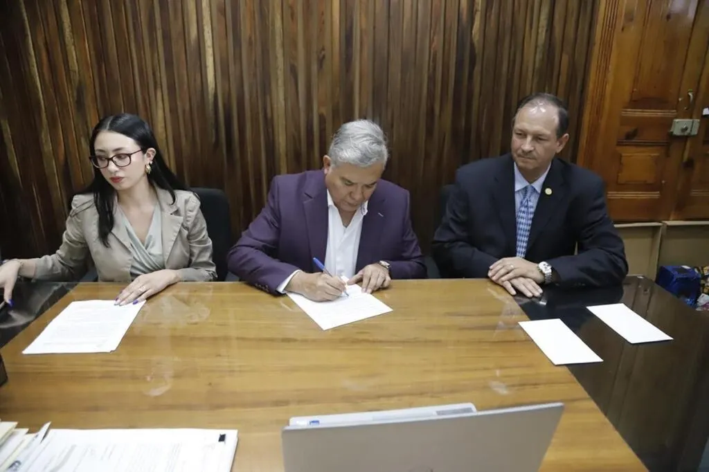 Congreso de Michoacán y ECOCE A.C., firman convenio en reciclaje