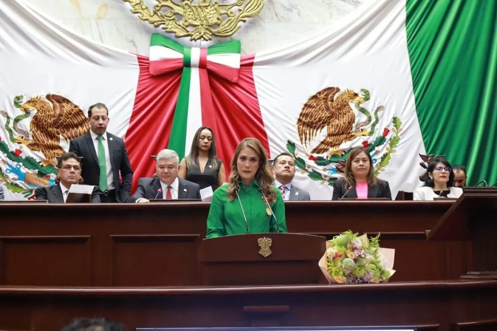 Congreso del Estado impone Condecoración Melchor Ocampo al Colegio de Notarios de Michoacán-1