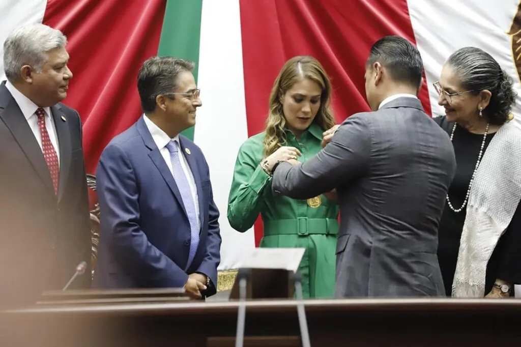Congreso del Estado impone Condecoración Melchor Ocampo al Colegio de Notarios de Michoacán-3