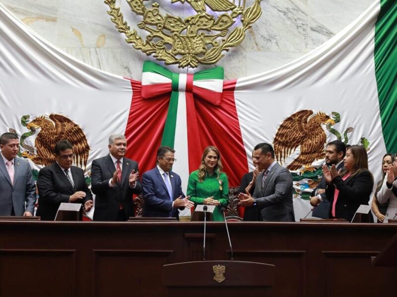 Congreso del Estado impone Condecoración Melchor Ocampo al Colegio de Notarios de Michoacán