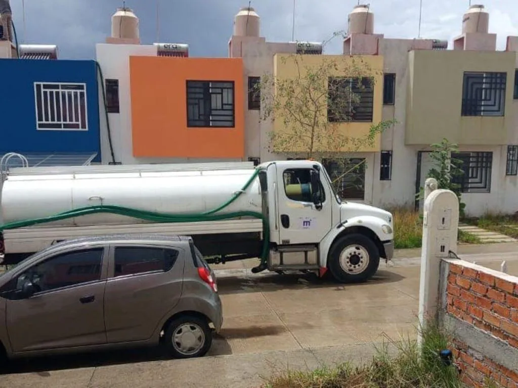 Cumple Vistas La Huerta, Morelia, 15 días sin agua; gastan hasta 500 pesos en pipas