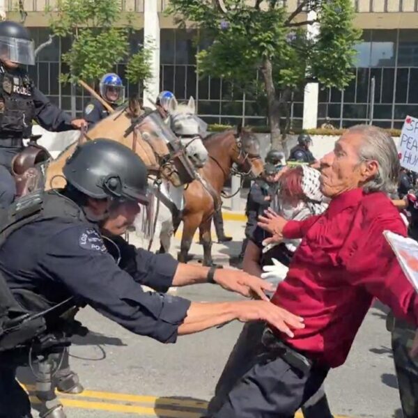 Decenas de personas son detenidas en protestas contra Trump en EU
