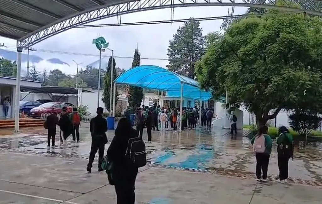 Desalojan a alumnos del Conalep Zitácuaro, tras hechos violentos este jueves