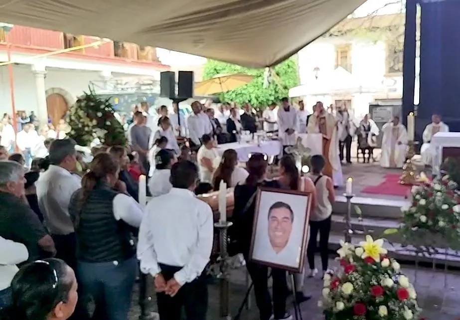Despiden en Tacámbaro al alcalde Salvador Bastida y su escolta, Pastor Cortés-1