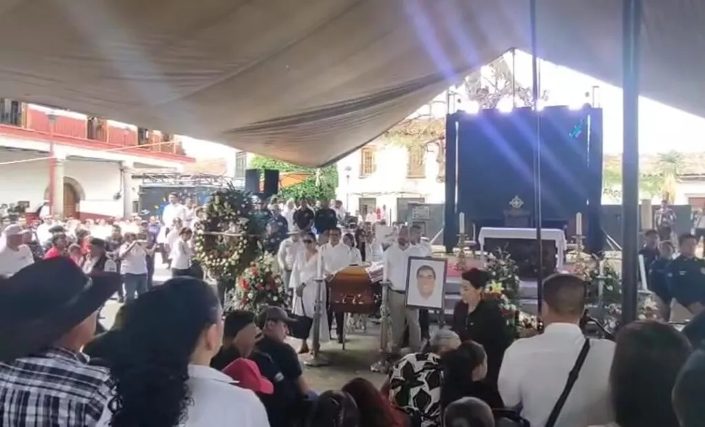 Despiden en Tacámbaro al alcalde Salvador Bastida y su escolta, Pastor Cortés
