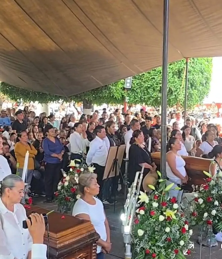 Despiden en Tacámbaro al alcalde Salvador Bastida y su escolta, Pastor Cortés-2