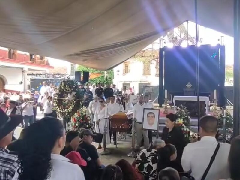 Despiden en Tacámbaro al alcalde Salvador Bastida y su escolta, Pastor Cortés