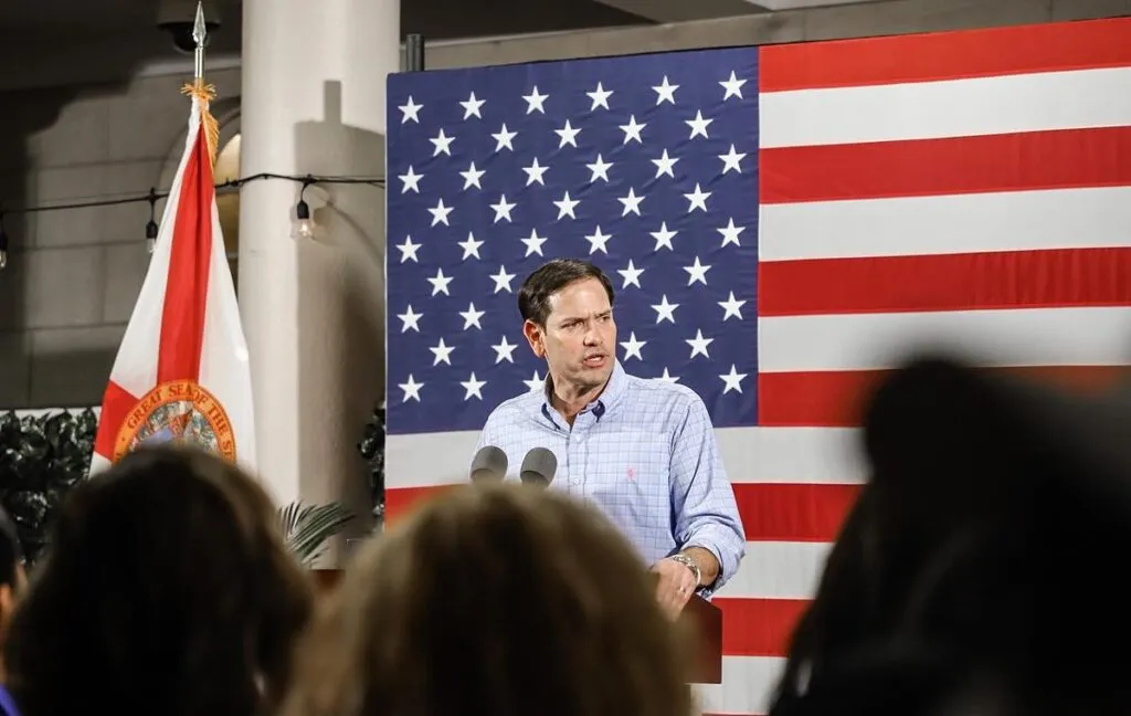 El cierre del estrecho de Ormuz sería un "suicidio económico", advierte Marco Rubio