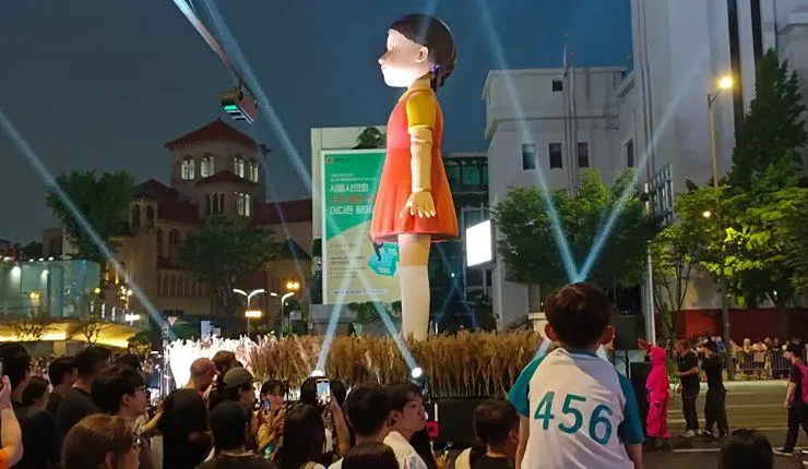 "El juego del calamar" celebra su estreno con desfile masivo en Seúl; asisten los protagonistas