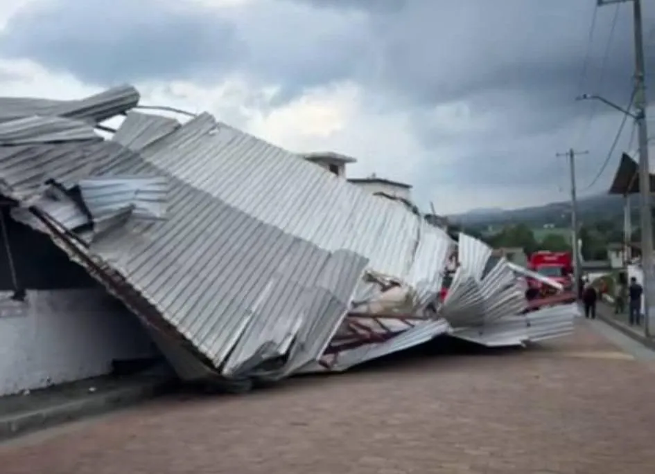 Embudo Nuboso Devasta Comunidades de Salvador Escalante; 14 Hogares Dañados 1