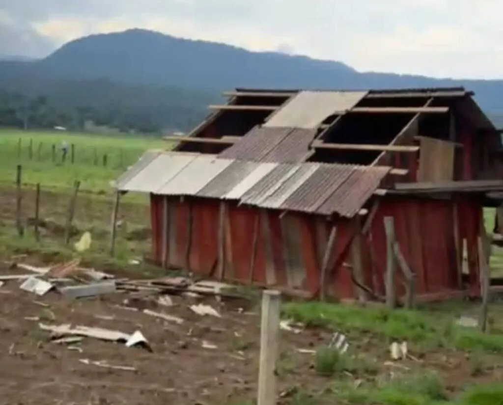 Embudo Nuboso Devasta Comunidades de Salvador Escalante; 14 Hogares Dañados