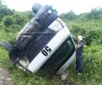 En accidente automovilístico en Lázaro Cárdenas, ocho pasajeros resultaron con lesiones