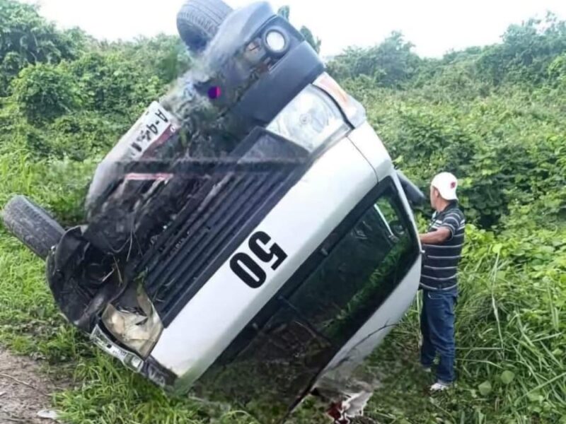 En accidente automovilístico en Lázaro Cárdenas, ocho pasajeros resultaron con lesiones