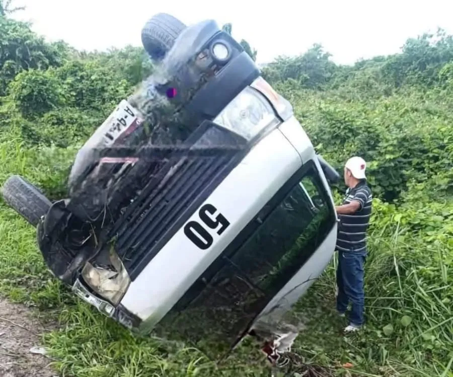 En accidente automovilístico en Lázaro Cárdenas, ocho pasajeros resultaron con lesiones