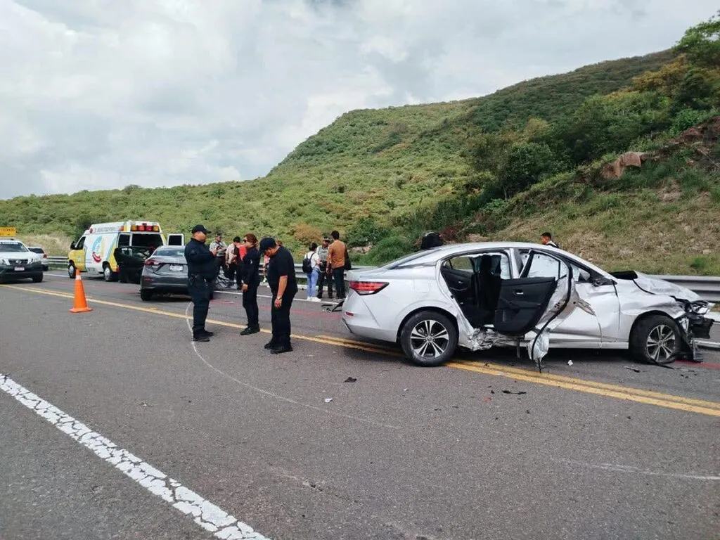 En accidente vehicular mueren dos y otro queda lesionado en Lagunillas, Michoacán