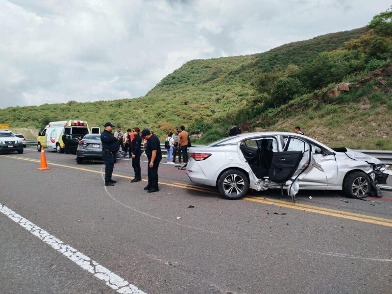 En accidente vehicular mueren dos y otro queda lesionado en Lagunillas, Michoacán