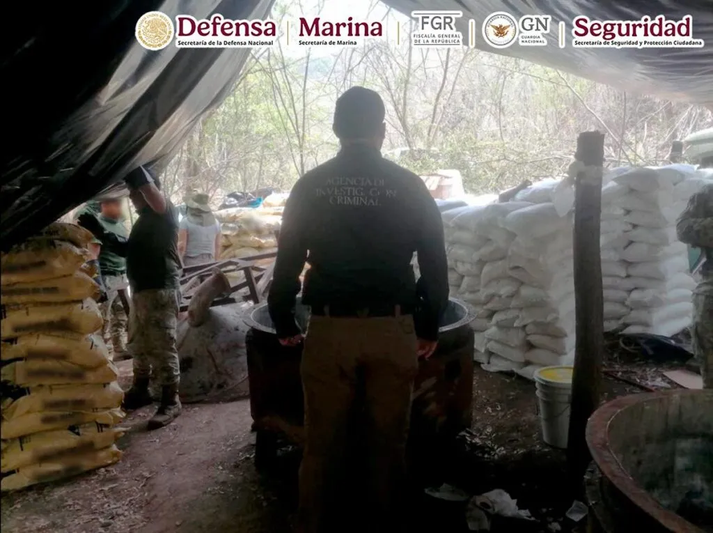 En Arteaga desmantelan 'narcolaboratorio' y aseguran más de 90 contenedores