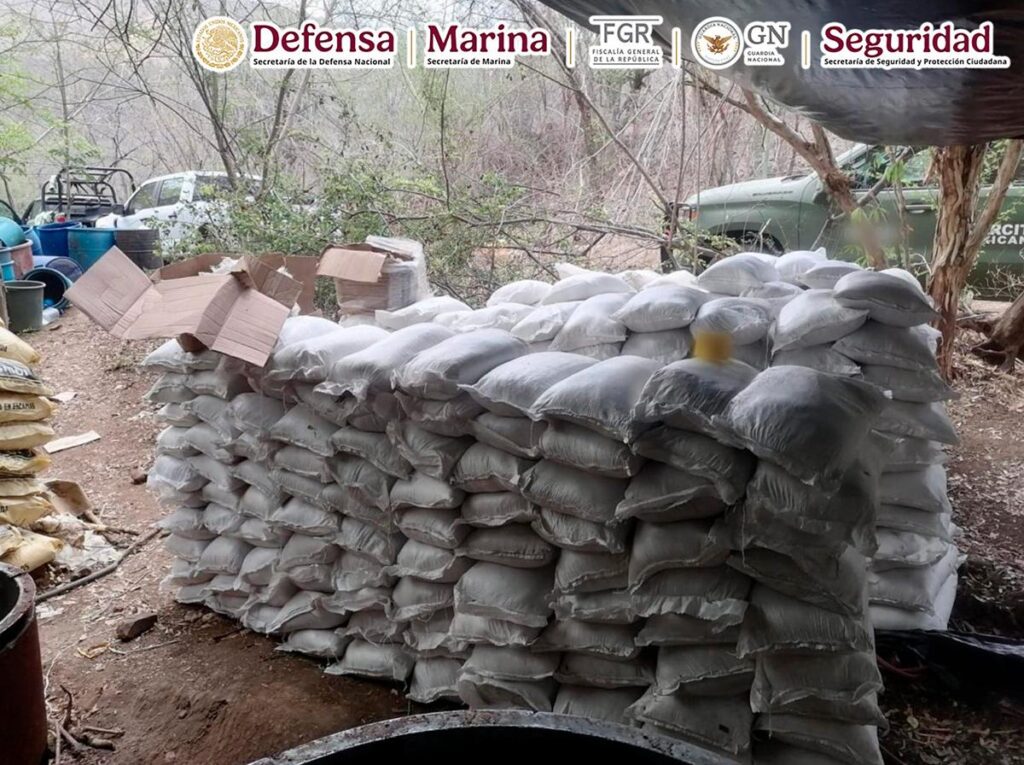 En Arteaga desmantelan 'narcolaboratorio' y aseguran más de 90 contenedores-2
