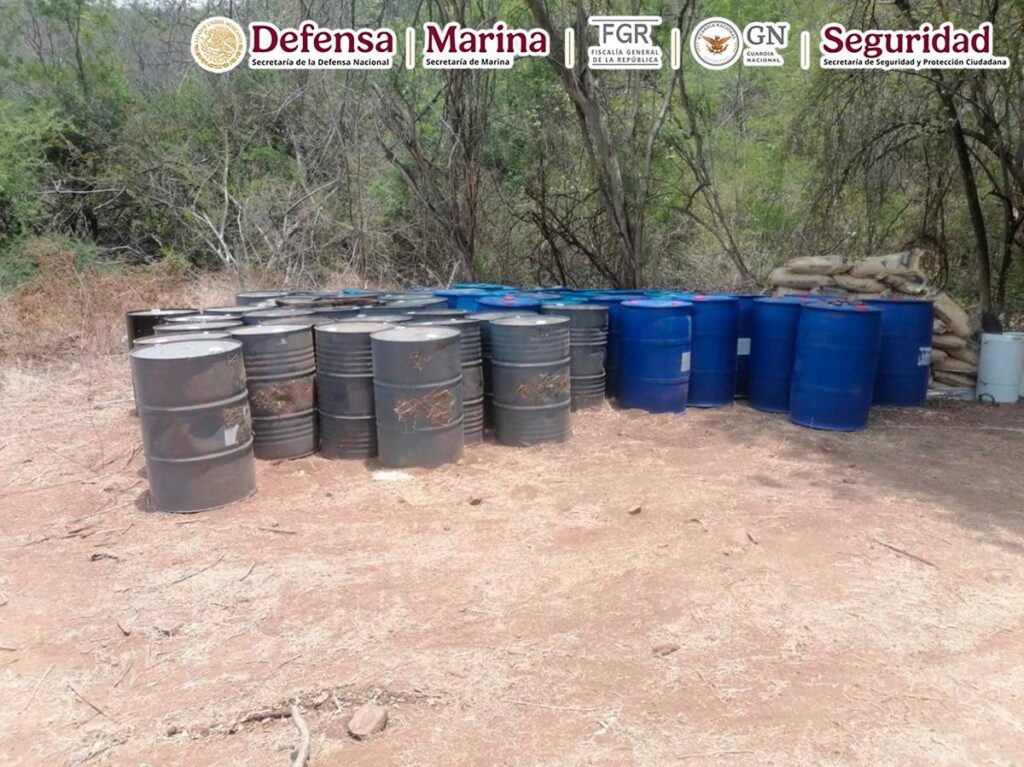En Arteaga desmantelan 'narcolaboratorio' y aseguran más de 90 contenedores-3
