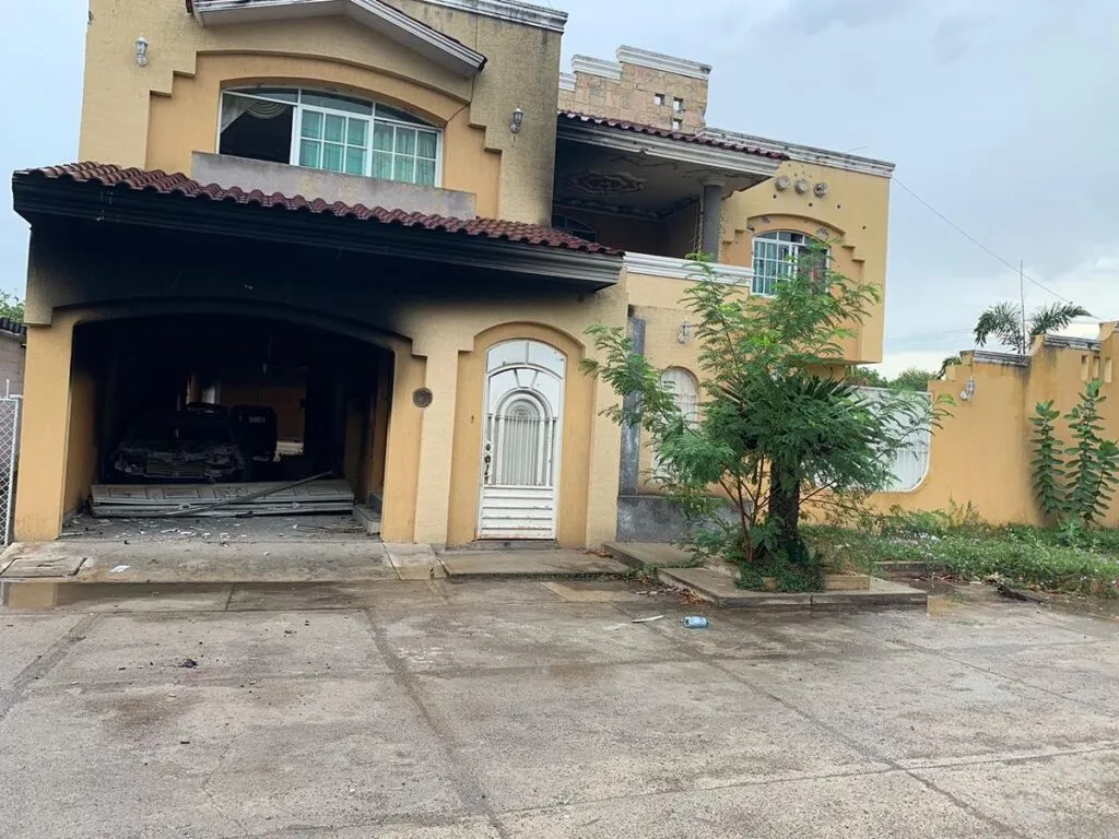 En La Ruana presuntos criminales derriban un portón e incendian un vehículo tras balacera