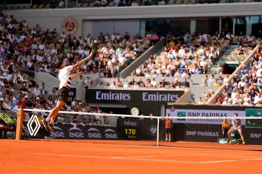 En sufrido encuentro, Alcaraz vence a Shelton y avanza en Roland Garros