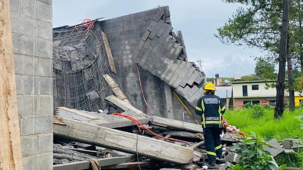 En Tacámbaro rescatan a un hombre que quedó atrapado entre escombros tras colapso de vivienda