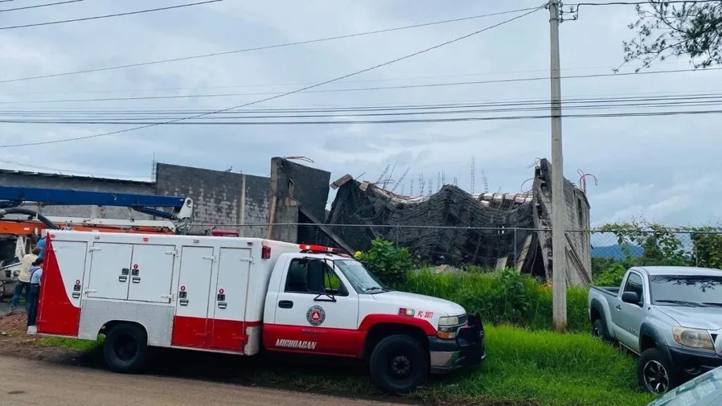 En Tacámbaro rescatan a un hombre que quedó atrapado entre escombros tras colapso de vivienda-2