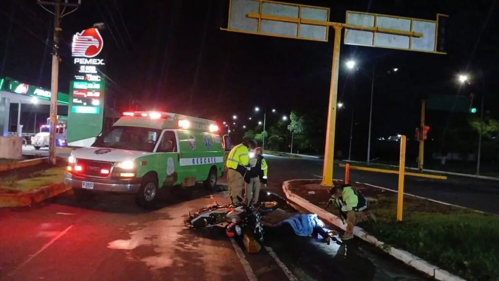 En Uruapan, conductor de motocicleta pierde el control, derrapa y pierde la vida