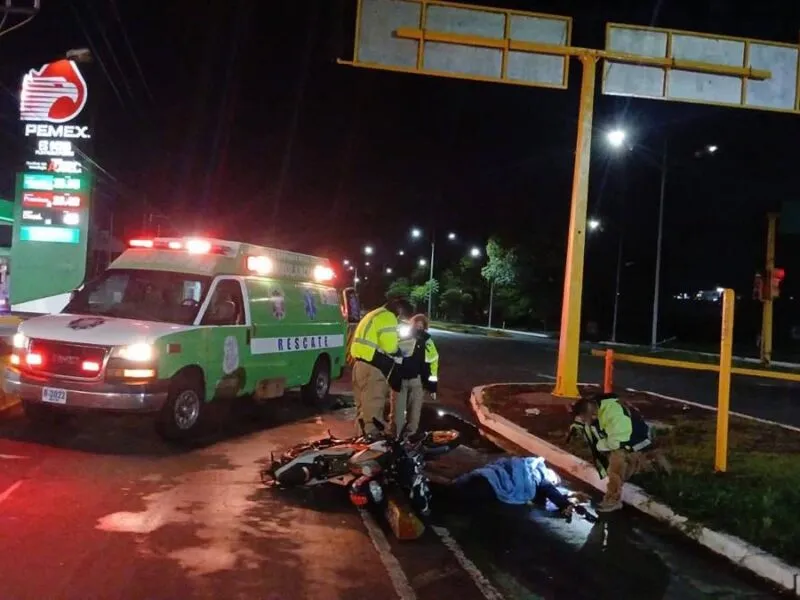 En Uruapan, conductor de motocicleta pierde el control, derrapa y pierde la vida