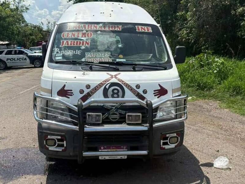 Encuentran asesinados a dos choferes de combis y vehículos calcinados en Benito Juárez, Michoacán, ruta Zitácuaro 1