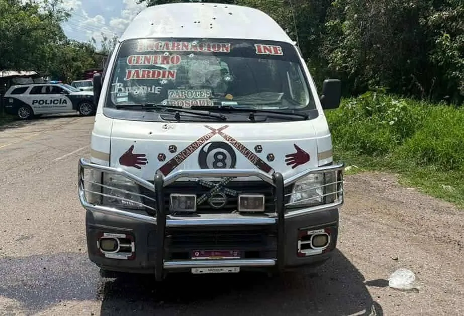 Encuentran asesinados a dos choferes de combis y vehículos calcinados en Benito Juárez, Michoacán, ruta Zitácuaro 1