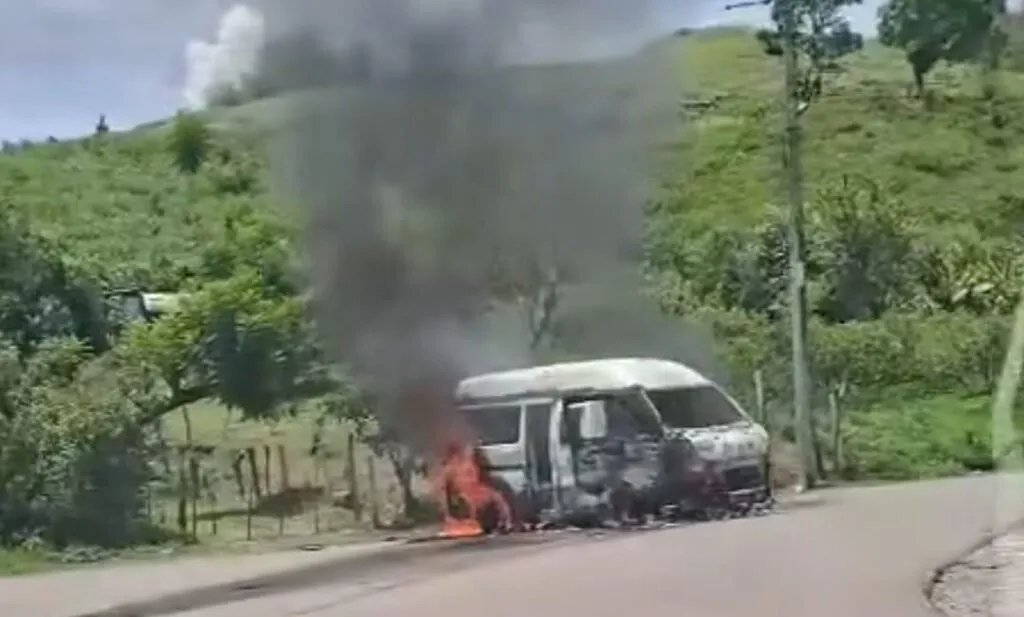 Enfrentamiento en Zitácuaro resulta en una combi del servicio público 1