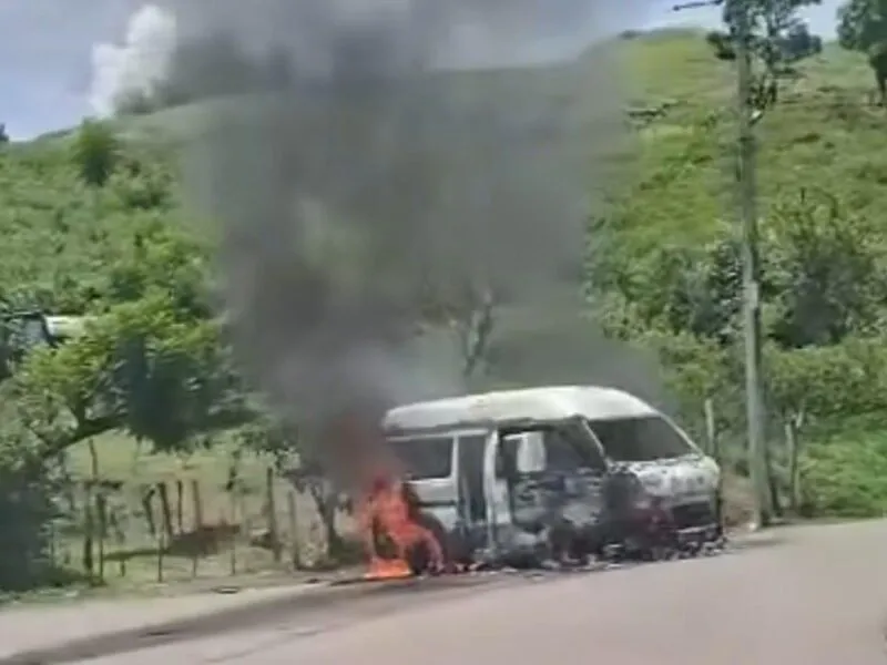 Enfrentamiento en Zitácuaro resulta en una combi del servicio público 1