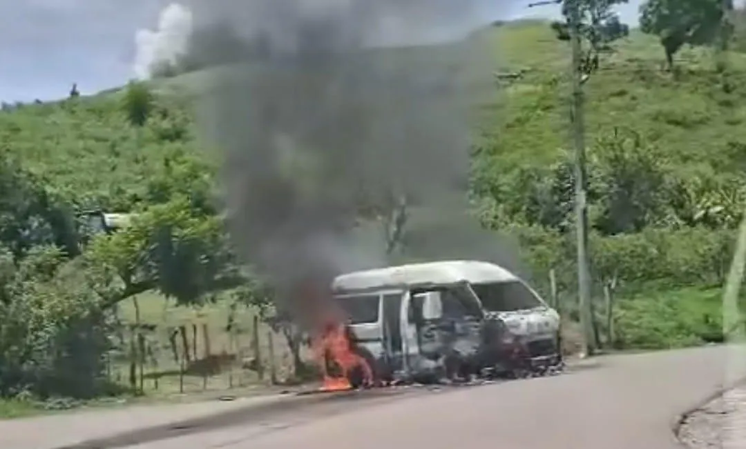 Enfrentamiento en Zitácuaro resulta en una combi del servicio público 1