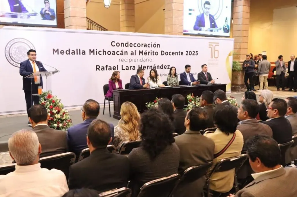 Entregan en Michoacán Medalla al Mérito Docente 2025
