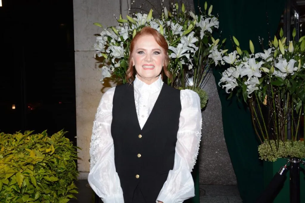 Erika Buenfil responde a críticas tras su foto con Brad Pitt