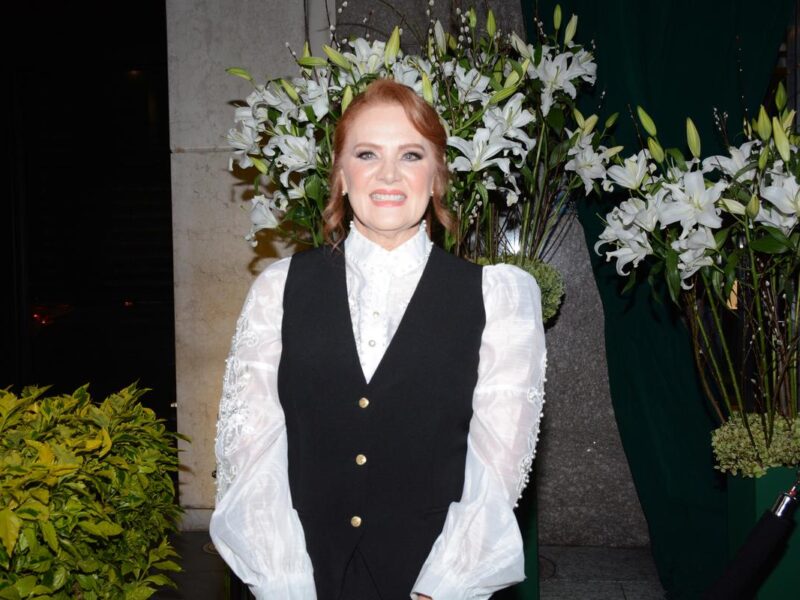 Erika Buenfil responde a críticas tras su foto con Brad Pitt
