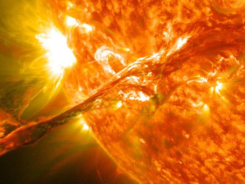 Estados Unidos emite alerta por una tormenta solar severa que afectará a la Tierra desde el domingo