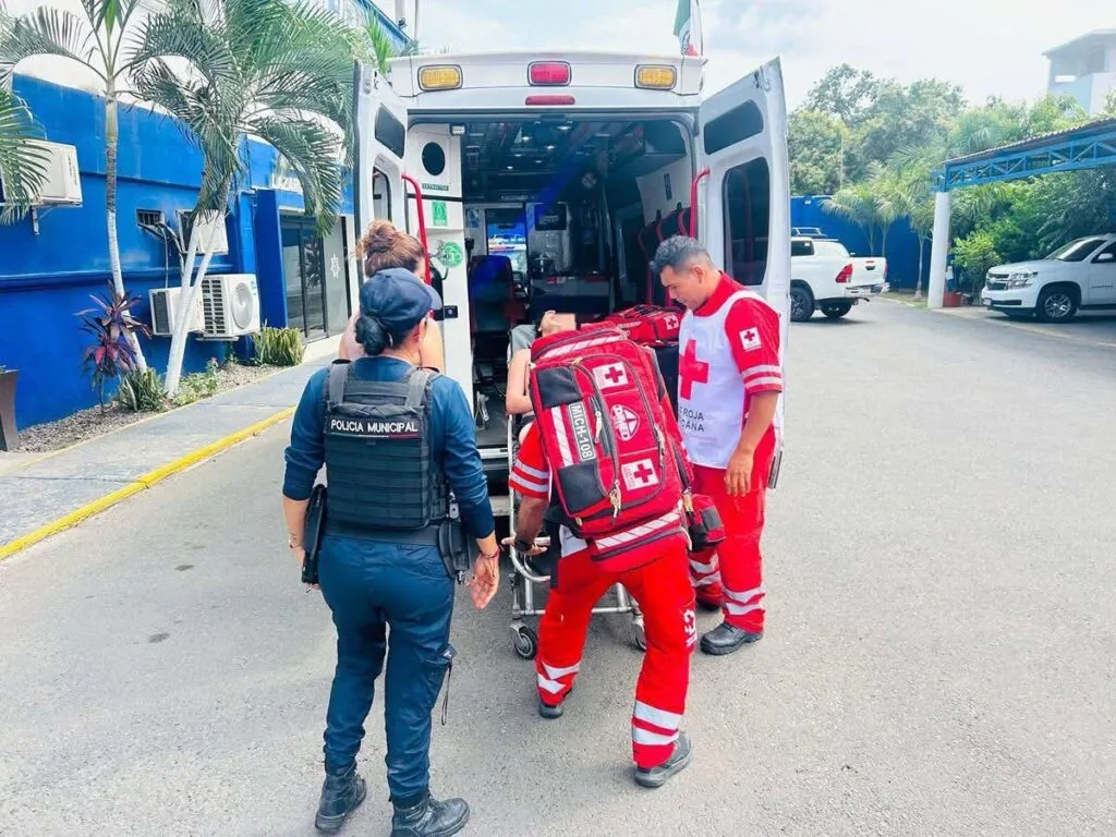 Estadounidense es rescatado y salvado de morir ahogado en playas de Michoacán